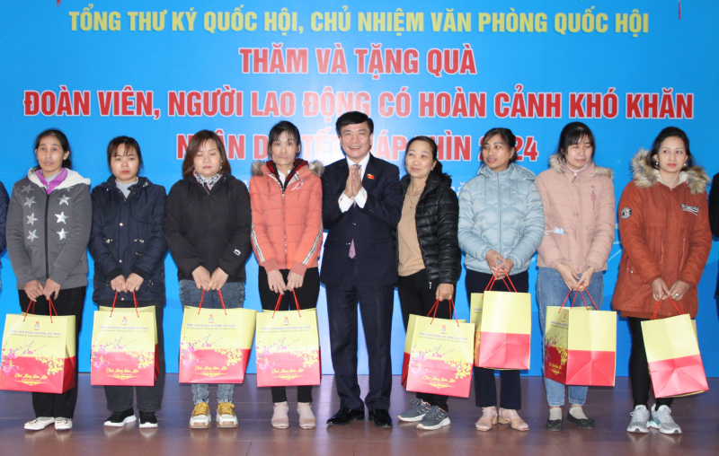 Tổng Thư ký Quốc hội, Chủ nhiệm Văn phòng Quốc hội Bùi Văn Cường tặng quà đoàn viên, người lao động tại Công ty TNHH điện tử Poyun Việt Nam tại TP. Chí Linh, tỉnh Hải Dương